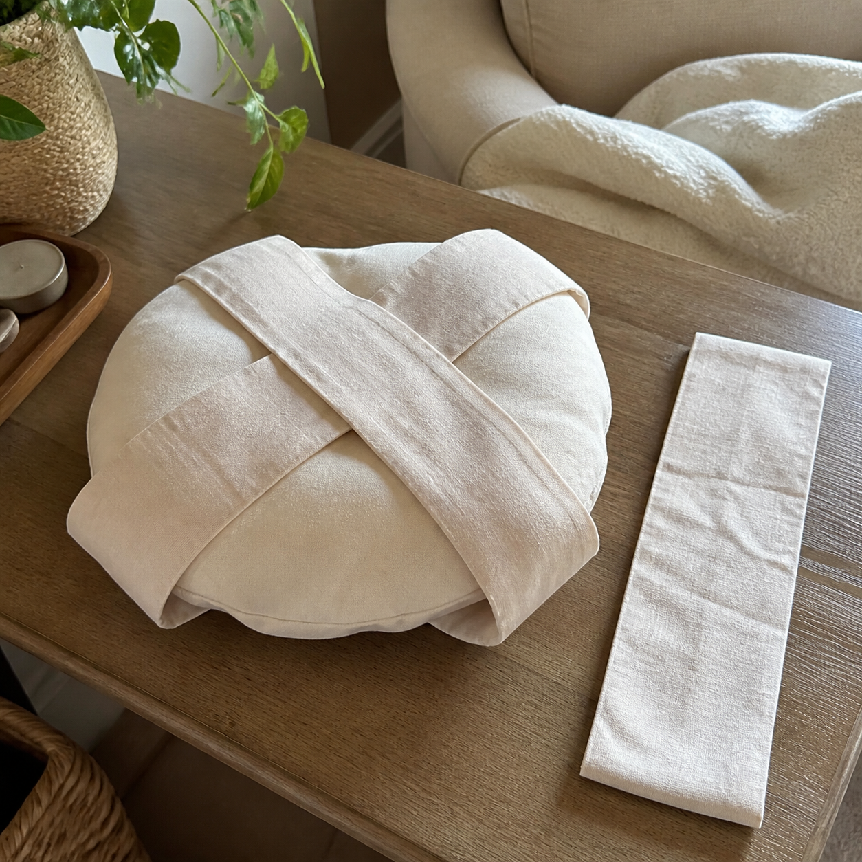 Crossed cotton ribbons distributing tension across a cushion beside a flat strip